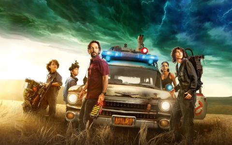 看電影保羅路德在“捉鬼敢死隊來世”中穿著 Timex 抵御超自然現象