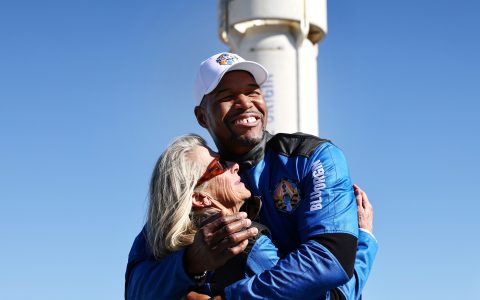 觀看Michael Strahan佩戴帶隕石表盤的勞力士格林尼治型II太空腕表