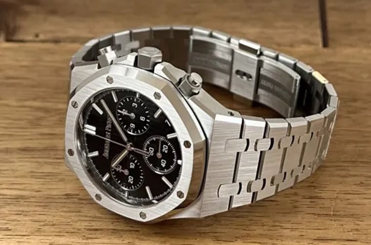 愛彼皇家橡樹和江詩丹頓Overseas高級(jí)不銹鋼計(jì)時(shí)表比較