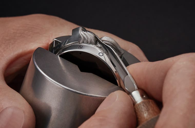 [Only Watch 2023]路易威登把愛因斯坦經典吐舌照片化為Tambour琺瑯金雕動偶